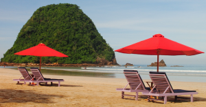 Pantai Pulau Merah di Kabupaten Banyuwangi, Jawa Timur (Istimewa)