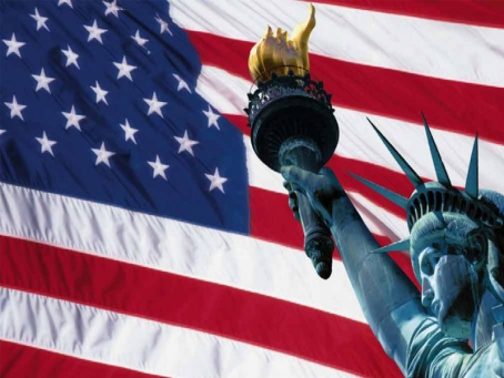 Ilustrasi bendera Amerika Serikat dan Patung Liberty | Foto : Istimewa