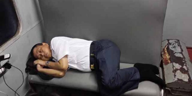 Ignasius Jonan ketika tidur di kereta api | Foto : Istimewa