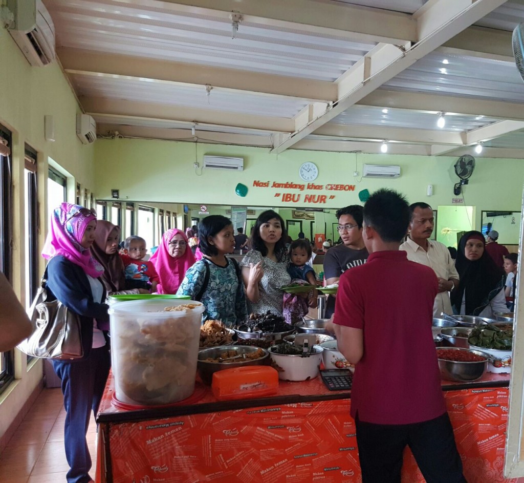 Warung 'Nasi Jamblang Ibu Nur' di Jalan Cangkring 2, Cirebon, Jawa Barat | Foto : Istimewa